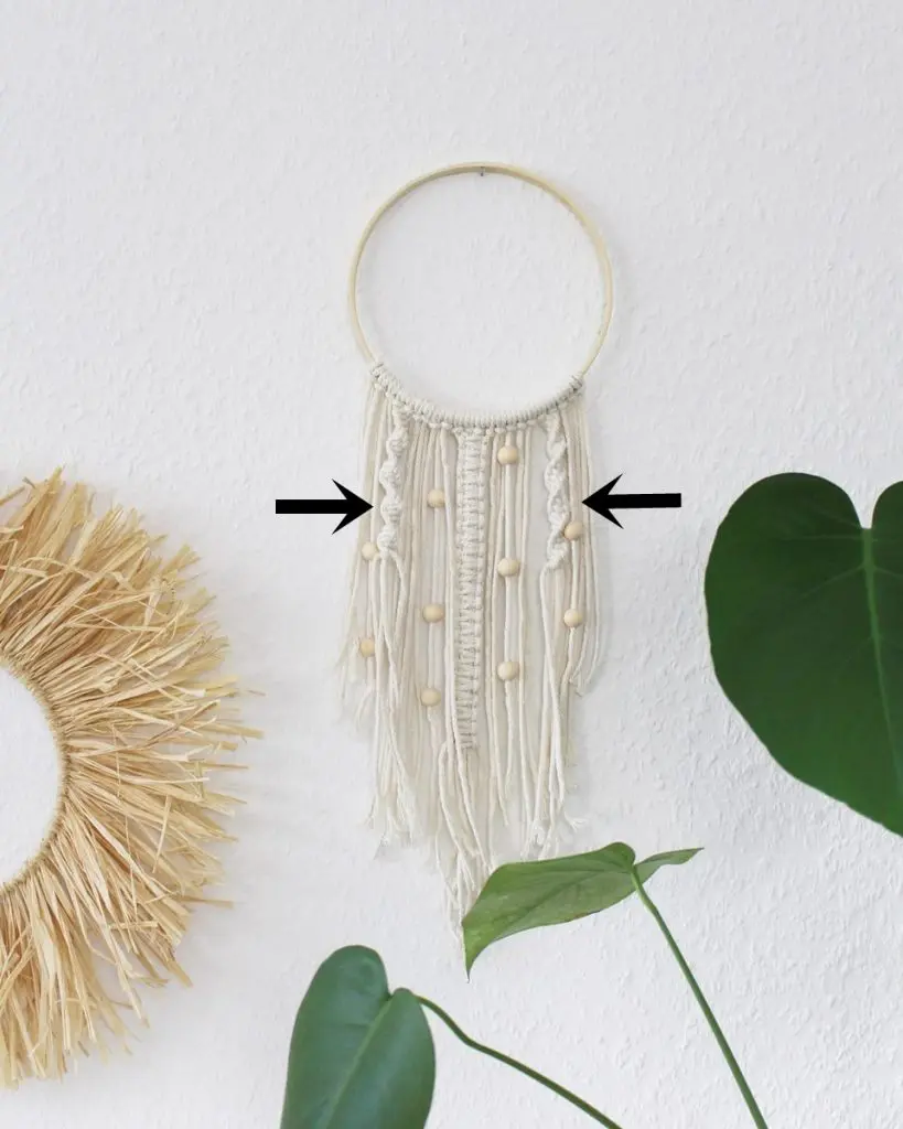 Makramee ist einfach für jedes Zimmer geeignet. Durch verschiedene Formen und Farben passt Makramee sich in die unterschiedlichsten Einrichtungen an. Makramee Kinderzimmer Deko kann bspw. in zarten Naturtönen oder auch in knallig bunten Farben gebastelt werden. In diesem Blogbeitrag zeige ich dir verschiedene Makrameeelemente, die du nach Belieben zusammen verwenden kannst. Weiter unten findest du außerdem weitere Inspirationen für DIY Geschenke zur Geburt. Viel Spaß beim Stöbern! Makramee Kinderzimmer Deko - verschiedene Kombinationsmöglichkeiten - makramee ring kinderzimmer 15