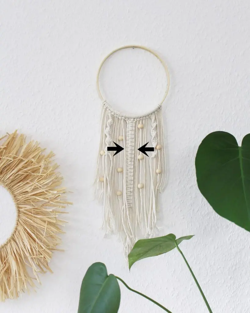 Makramee ist einfach für jedes Zimmer geeignet. Durch verschiedene Formen und Farben passt Makramee sich in die unterschiedlichsten Einrichtungen an. Makramee Kinderzimmer Deko kann bspw. in zarten Naturtönen oder auch in knallig bunten Farben gebastelt werden. In diesem Blogbeitrag zeige ich dir verschiedene Makrameeelemente, die du nach Belieben zusammen verwenden kannst. Weiter unten findest du außerdem weitere Inspirationen für DIY Geschenke zur Geburt. Viel Spaß beim Stöbern! Makramee Kinderzimmer Deko - verschiedene Kombinationsmöglichkeiten - makramee ring kinderzimmer 16