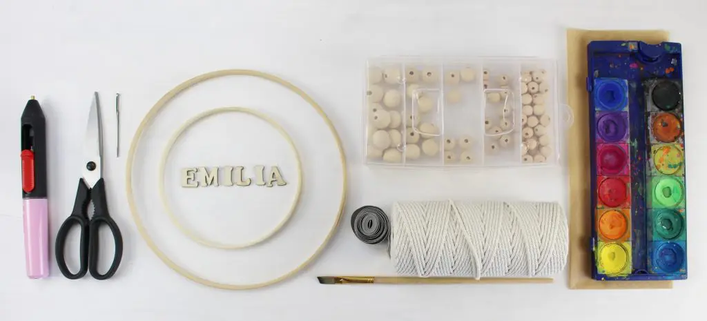 Makramee ist einfach für jedes Zimmer geeignet. Durch verschiedene Formen und Farben passt Makramee sich in die unterschiedlichsten Einrichtungen an. Makramee Kinderzimmer Deko kann bspw. in zarten Naturtönen oder auch in knallig bunten Farben gebastelt werden. In diesem Blogbeitrag zeige ich dir verschiedene Makrameeelemente, die du nach Belieben zusammen verwenden kannst. Weiter unten findest du außerdem weitere Inspirationen für DIY Geschenke zur Geburt. Viel Spaß beim Stöbern! Makramee Kinderzimmer Deko - verschiedene Kombinationsmöglichkeiten - material makramee ring kinderzimmer