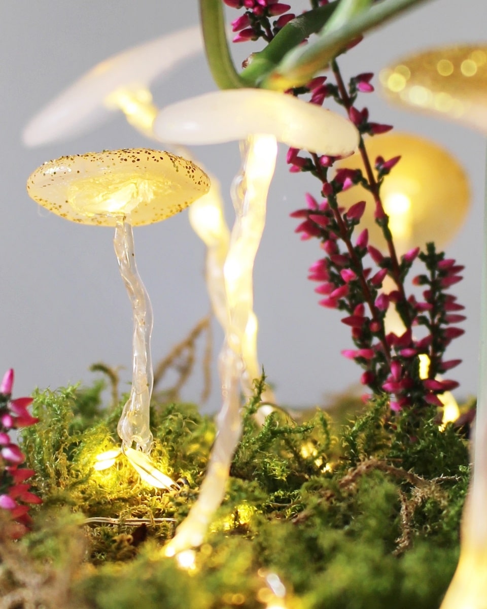 Leuchtende Pilze mit Heißkleber & Glitzer basteln - Herbstdeko - diy leuchtende pilze aus heisskleber 1