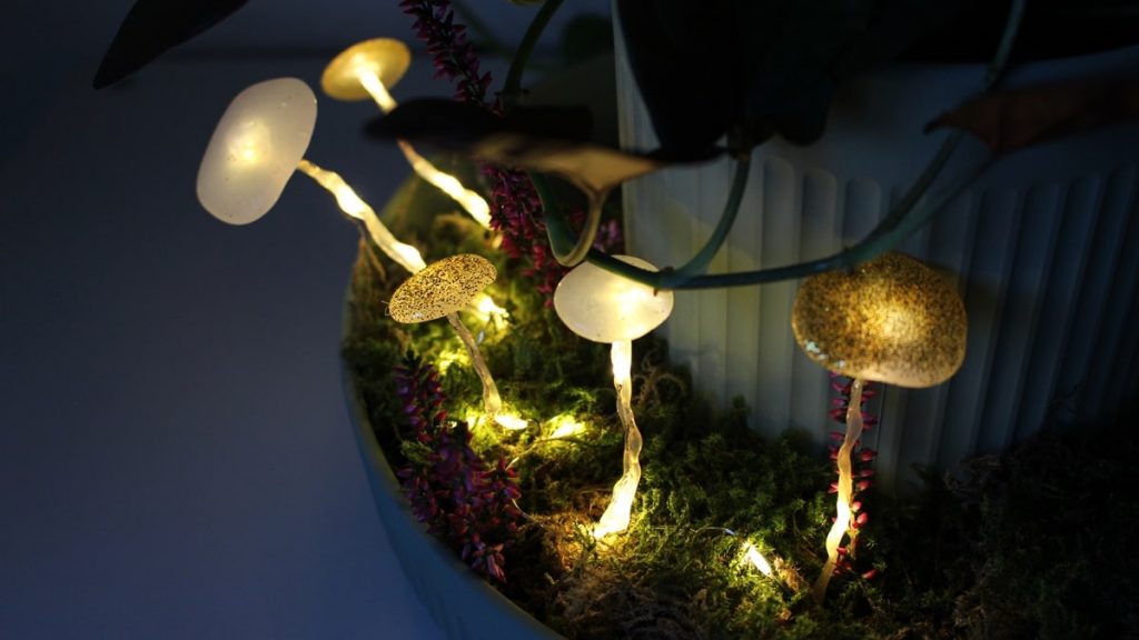 Leuchtende Pilze mit Heißkleber & Glitzer basteln - Herbstdeko - diy leuchtende pilze aus heisskleber 2