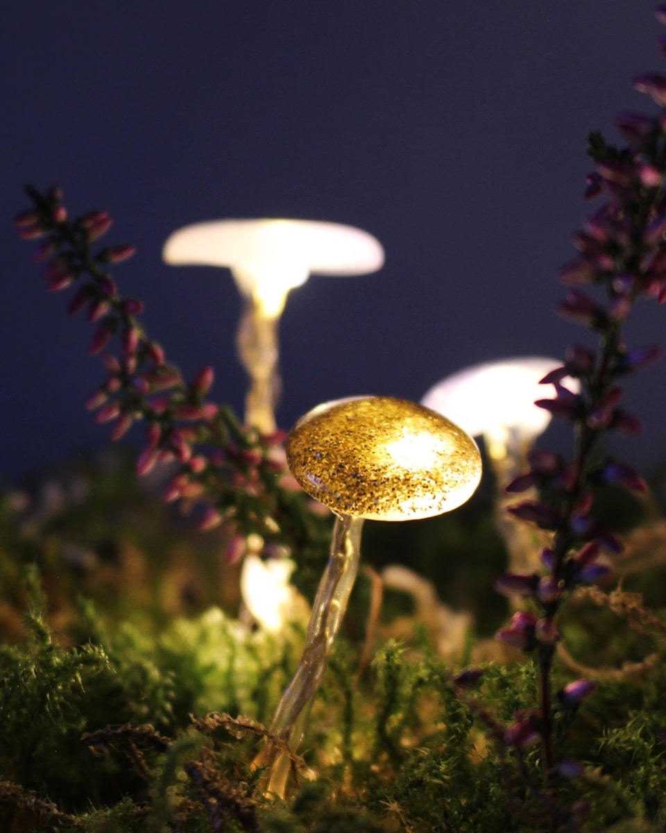 Leuchtende Pilze mit Heißkleber & Glitzer basteln - Herbstdeko - diy leuchtende pilze aus heisskleber 3