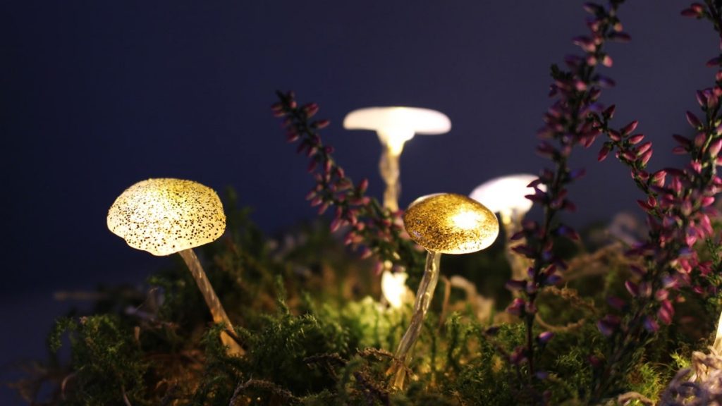 Leuchtende Pilze mit Heißkleber & Glitzer basteln - Herbstdeko - diy leuchtende pilze aus heisskleber 4