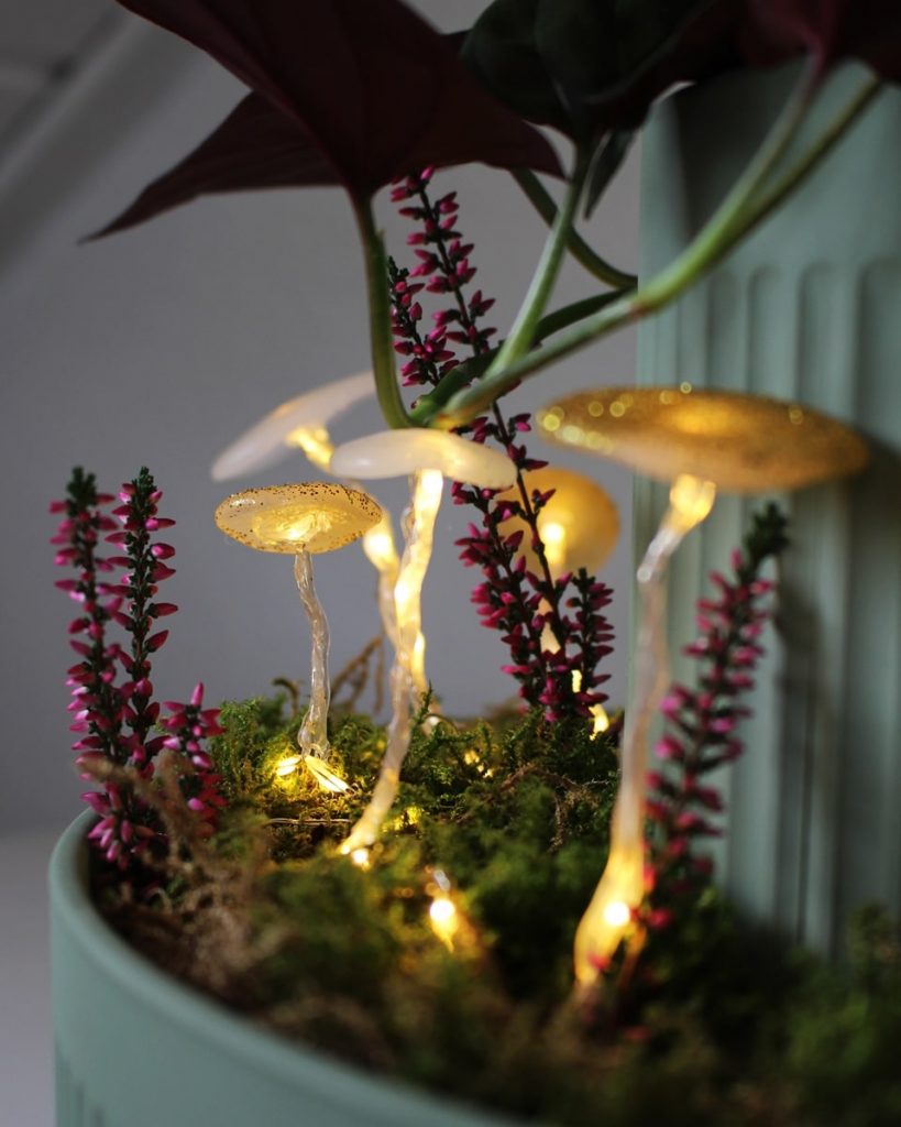 Leuchtende Pilze mit Heißkleber & Glitzer basteln - Herbstdeko - diy leuchtende pilze aus heisskleber 6