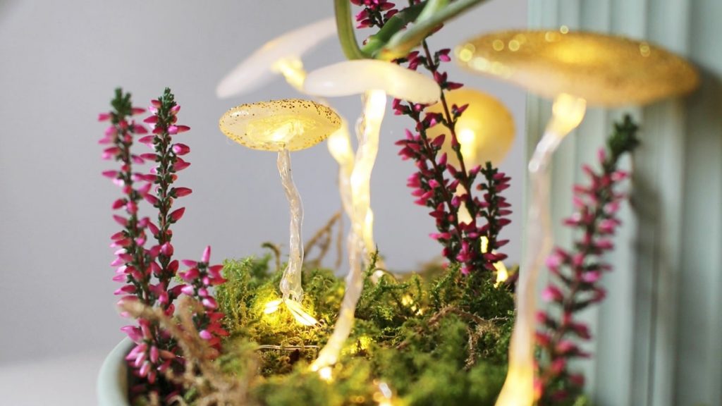 Du möchtest einen kleinen Glücksbringer basteln oder hast einfach Lust auf ein leuchtendes DIY? Dann ist dieses Projekt genau das Richtige für dich: Aus Heißkleber und Transparentpapier kannst du ganz einfach leuchtende Kleeblätter basteln. Sie sind nicht nur eine tolle Deko zu Silvester, sondern machen sich auch wunderbar als kleines Geschenk oder als Glücksbringer für Freunde. DIY leuchtende Pilze mit Heißkleber und Glitzer basteln | Tinkerhome - Einfache DIYs für Zuhause