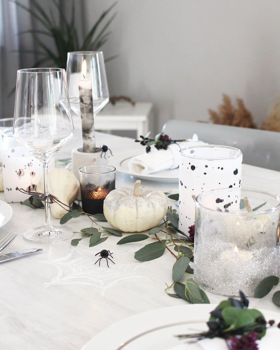 Halloween DIYs: Glitzerkürbisse, Glitzerwindlichter, marmorierte Kerzen, schwarze Windlichter, Spinnennetze und Spinnen | Tinkerhome - Einfache DIYs für Zuhause