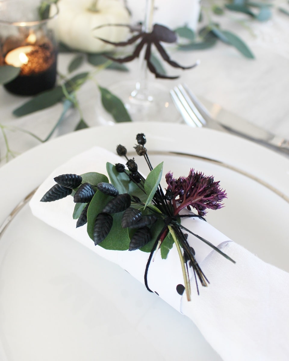 Halloween DIY Serviettenringe mit schwarzen Farbsprenkeln und Trockenblumen basteln | Tinkerhome - Einfache DIYs für dein Zuhause