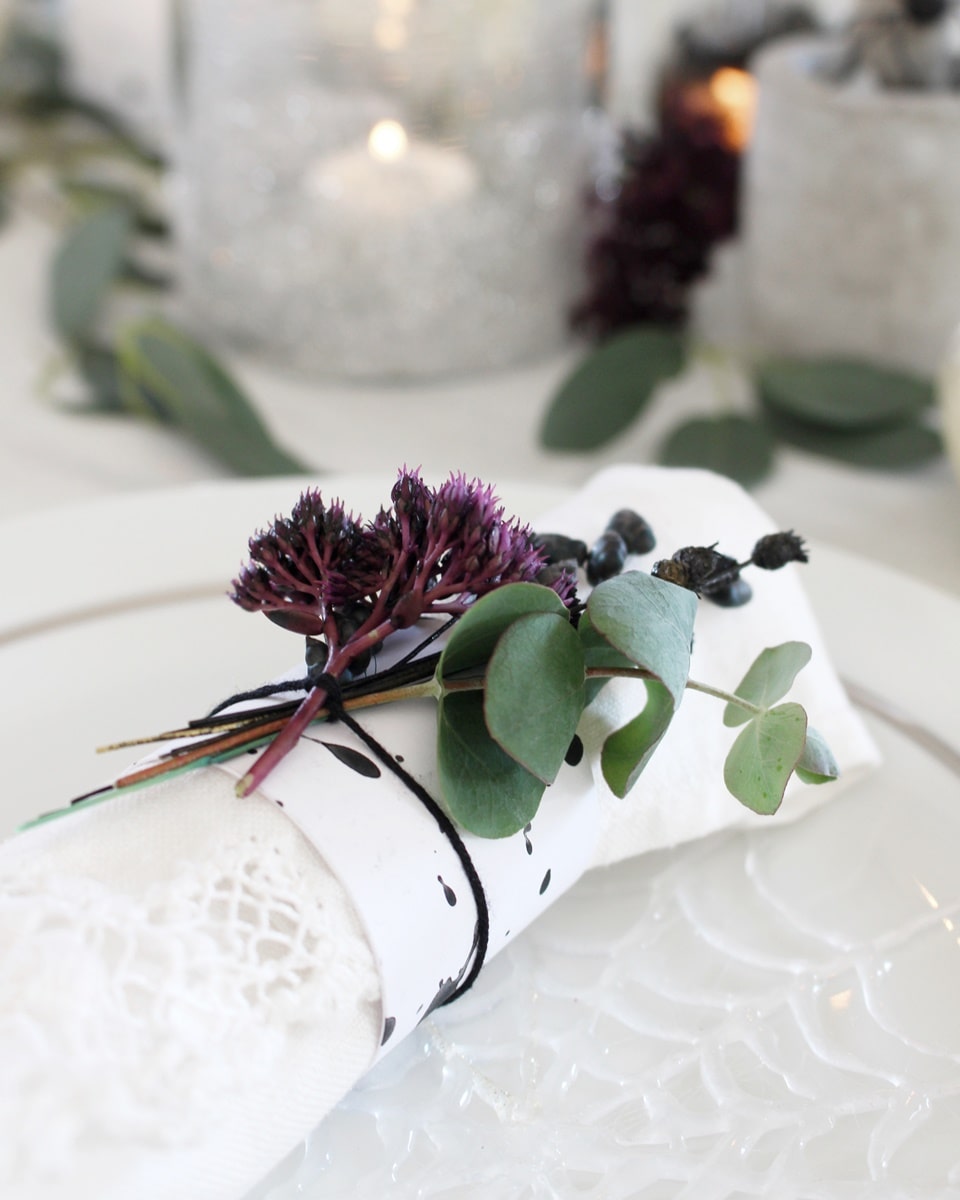 Halloween DIY Serviettenringe mit schwarzen Farbsprenkeln und Trockenblumen basteln | Tinkerhome - Einfache DIYs für dein Zuhause