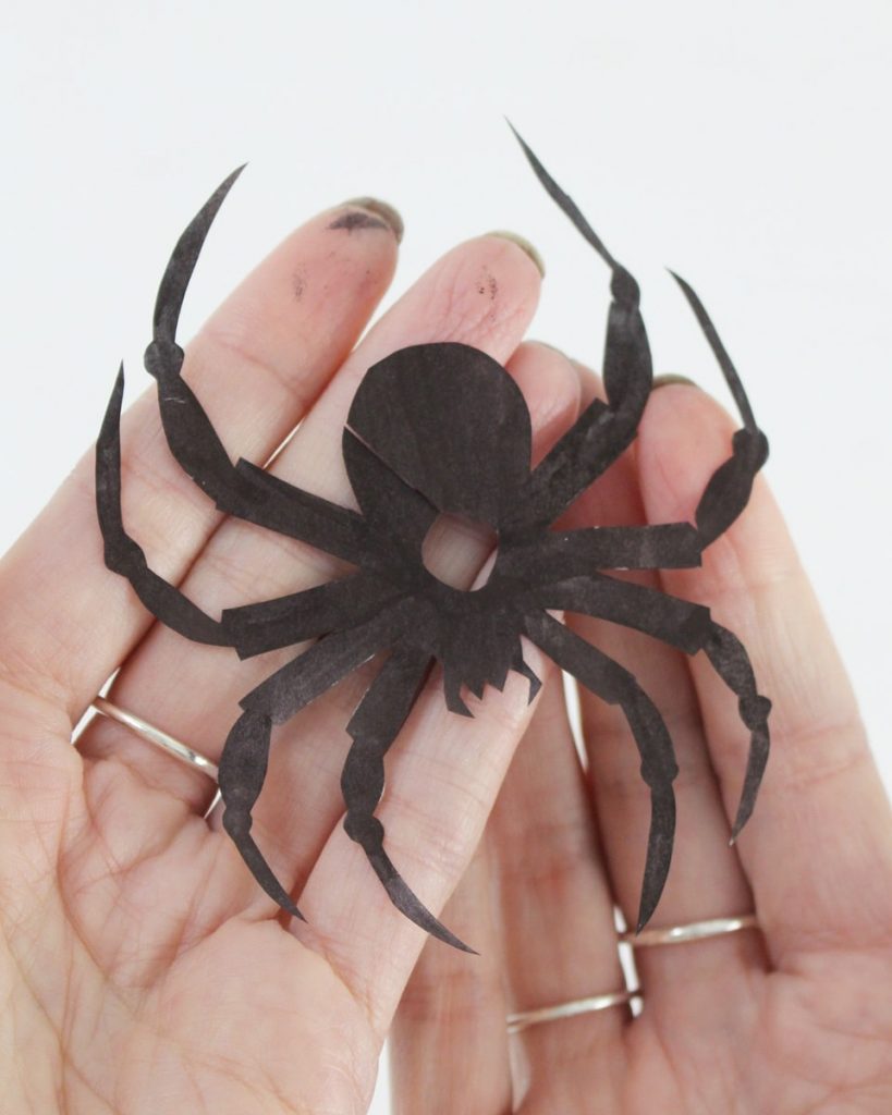 10+ einfache Halloween DIYs für Kinder & Erwachsene zum Nachmachen - halloween diy spinne 7