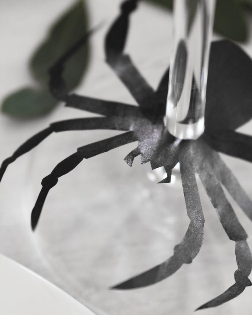 Halloweendeko basteln: DIY Spinnen aus Pappe an einem Sektglas | Tinkerhome - Einfache DIYs für Zuhause