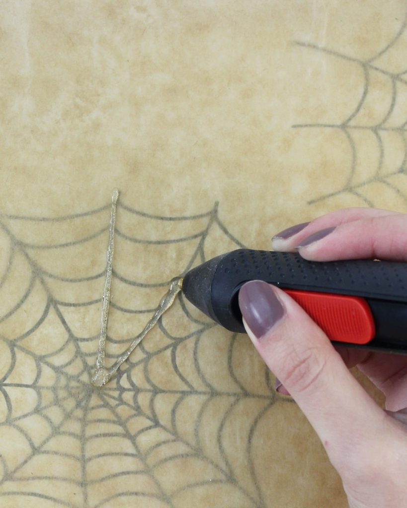 10+ einfache Halloween DIYs für Kinder & Erwachsene zum Nachmachen - halloween diy spinnennetz 2