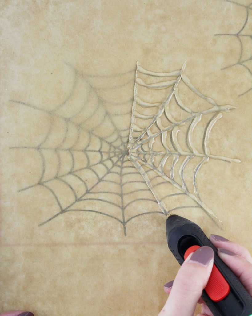 10+ einfache Halloween DIYs für Kinder & Erwachsene zum Nachmachen - halloween diy spinnennetz 3