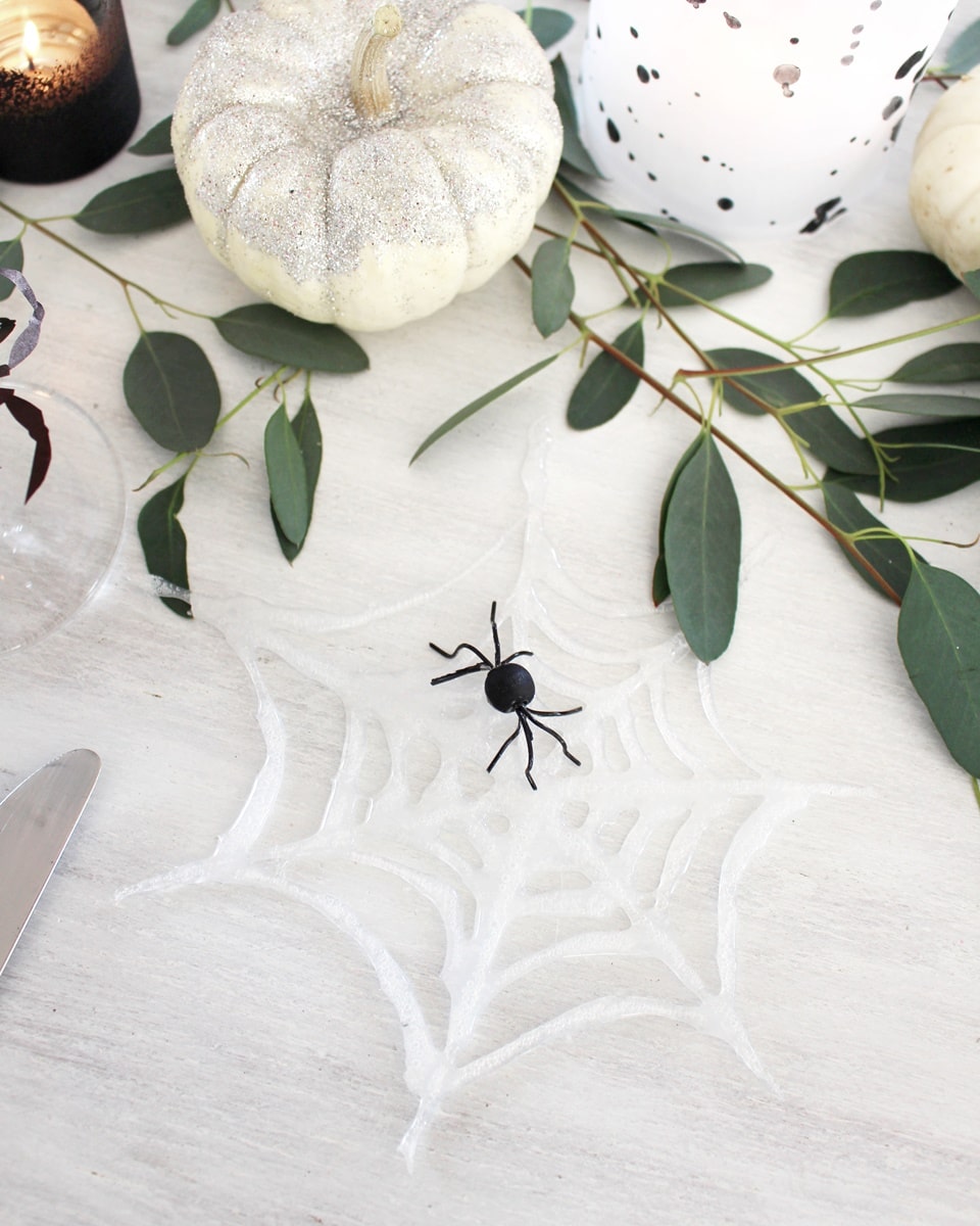 DIY Spinnennetz aus Heißkleber basteln | Tinkerhome - Einfache DIYs für dein Zuhause