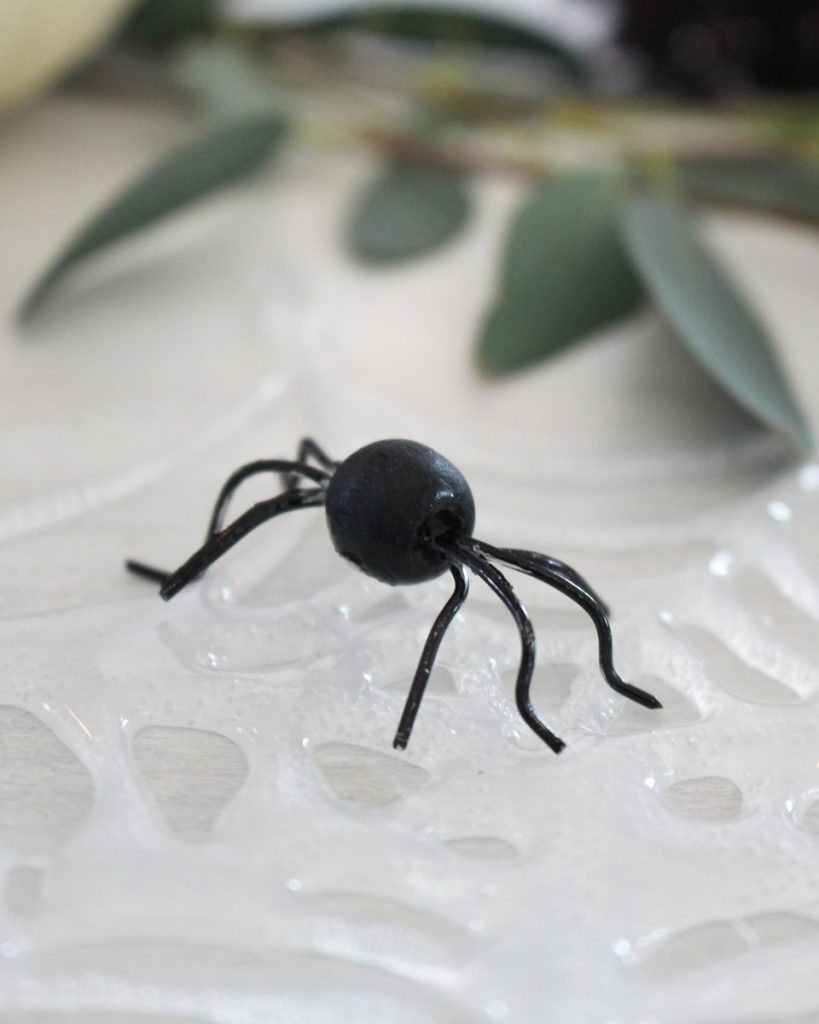 DIY Spinnennetz aus Heißkleber basteln | Tinkerhome - Einfache DIYs für dein Zuhause