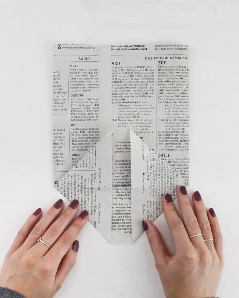 In diesem Jahr rückt das Thema Geld sparen noch mehr in den Vordergrund, als in den letzten Jahren. Ich zeige dir, wie du wunderschöne, aber günstige Upcycling Adventskalender basteln kannst. Dabei geht es in erster Linie um eine nachhaltige und umweltfreundliche Verpackung. Ich habe aber auch eine kleine Sammlung an günstigen Füllideen für den DIY Adventskalender für dich. Nachhaltigen Upcycling Adventskalender selber machen - diy geschenktuete aus zeitung falten 10