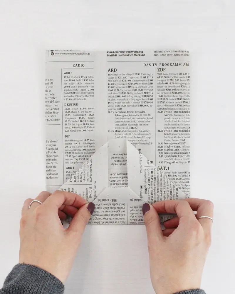 In diesem Jahr rückt das Thema Geld sparen noch mehr in den Vordergrund, als in den letzten Jahren. Ich zeige dir, wie du wunderschöne, aber günstige Upcycling Adventskalender basteln kannst. Dabei geht es in erster Linie um eine nachhaltige und umweltfreundliche Verpackung. Ich habe aber auch eine kleine Sammlung an günstigen Füllideen für den DIY Adventskalender für dich. Nachhaltigen Upcycling Adventskalender selber machen - diy geschenktuete aus zeitung falten 11