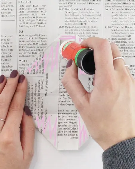 In diesem Jahr rückt das Thema Geld sparen noch mehr in den Vordergrund, als in den letzten Jahren. Ich zeige dir, wie du wunderschöne, aber günstige Upcycling Adventskalender basteln kannst. Dabei geht es in erster Linie um eine nachhaltige und umweltfreundliche Verpackung. Ich habe aber auch eine kleine Sammlung an günstigen Füllideen für den DIY Adventskalender für dich. Nachhaltigen Upcycling Adventskalender selber machen - diy geschenktuete aus zeitung falten 12