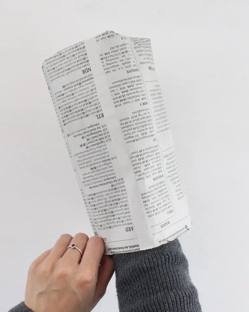 In diesem Jahr rückt das Thema Geld sparen noch mehr in den Vordergrund, als in den letzten Jahren. Ich zeige dir, wie du wunderschöne, aber günstige Upcycling Adventskalender basteln kannst. Dabei geht es in erster Linie um eine nachhaltige und umweltfreundliche Verpackung. Ich habe aber auch eine kleine Sammlung an günstigen Füllideen für den DIY Adventskalender für dich. Nachhaltigen Upcycling Adventskalender selber machen - diy geschenktuete aus zeitung falten 14