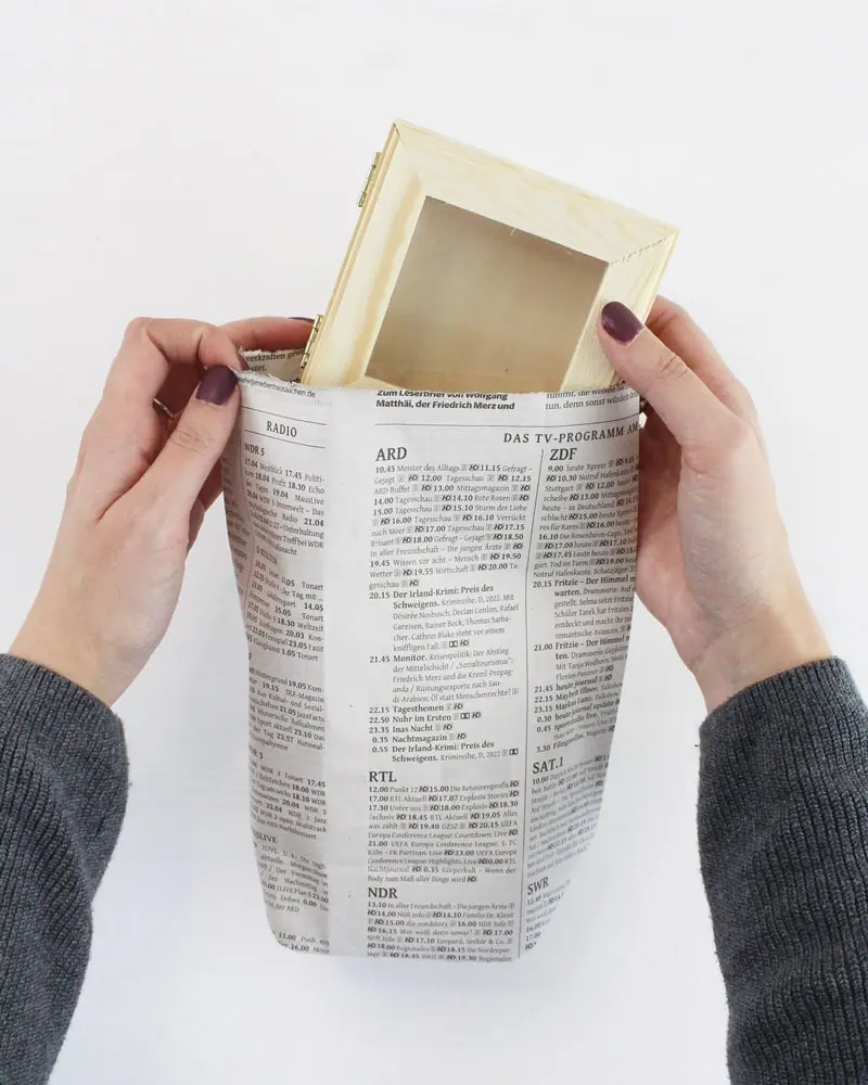 In diesem Jahr rückt das Thema Geld sparen noch mehr in den Vordergrund, als in den letzten Jahren. Ich zeige dir, wie du wunderschöne, aber günstige Upcycling Adventskalender basteln kannst. Dabei geht es in erster Linie um eine nachhaltige und umweltfreundliche Verpackung. Ich habe aber auch eine kleine Sammlung an günstigen Füllideen für den DIY Adventskalender für dich. Nachhaltigen Upcycling Adventskalender selber machen - diy geschenktuete aus zeitung falten 15