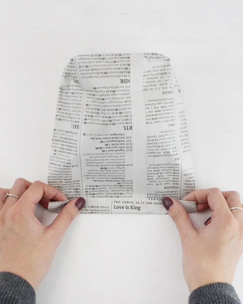 In diesem Jahr rückt das Thema Geld sparen noch mehr in den Vordergrund, als in den letzten Jahren. Ich zeige dir, wie du wunderschöne, aber günstige Upcycling Adventskalender basteln kannst. Dabei geht es in erster Linie um eine nachhaltige und umweltfreundliche Verpackung. Ich habe aber auch eine kleine Sammlung an günstigen Füllideen für den DIY Adventskalender für dich. Nachhaltigen Upcycling Adventskalender selber machen - diy geschenktuete aus zeitung falten 16