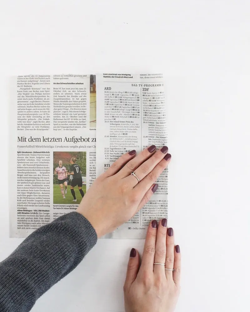 In diesem Jahr rückt das Thema Geld sparen noch mehr in den Vordergrund, als in den letzten Jahren. Ich zeige dir, wie du wunderschöne, aber günstige Upcycling Adventskalender basteln kannst. Dabei geht es in erster Linie um eine nachhaltige und umweltfreundliche Verpackung. Ich habe aber auch eine kleine Sammlung an günstigen Füllideen für den DIY Adventskalender für dich. Nachhaltigen Upcycling Adventskalender selber machen - diy geschenktuete aus zeitung falten 2