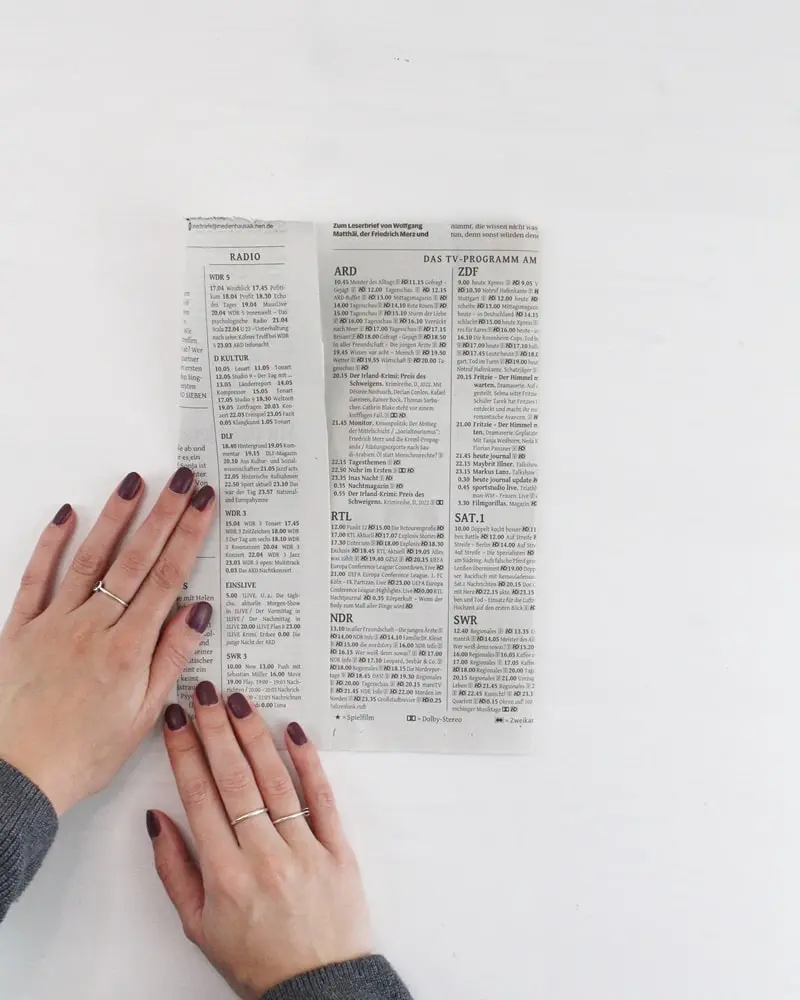 In diesem Jahr rückt das Thema Geld sparen noch mehr in den Vordergrund, als in den letzten Jahren. Ich zeige dir, wie du wunderschöne, aber günstige Upcycling Adventskalender basteln kannst. Dabei geht es in erster Linie um eine nachhaltige und umweltfreundliche Verpackung. Ich habe aber auch eine kleine Sammlung an günstigen Füllideen für den DIY Adventskalender für dich. Nachhaltigen Upcycling Adventskalender selber machen - diy geschenktuete aus zeitung falten 3