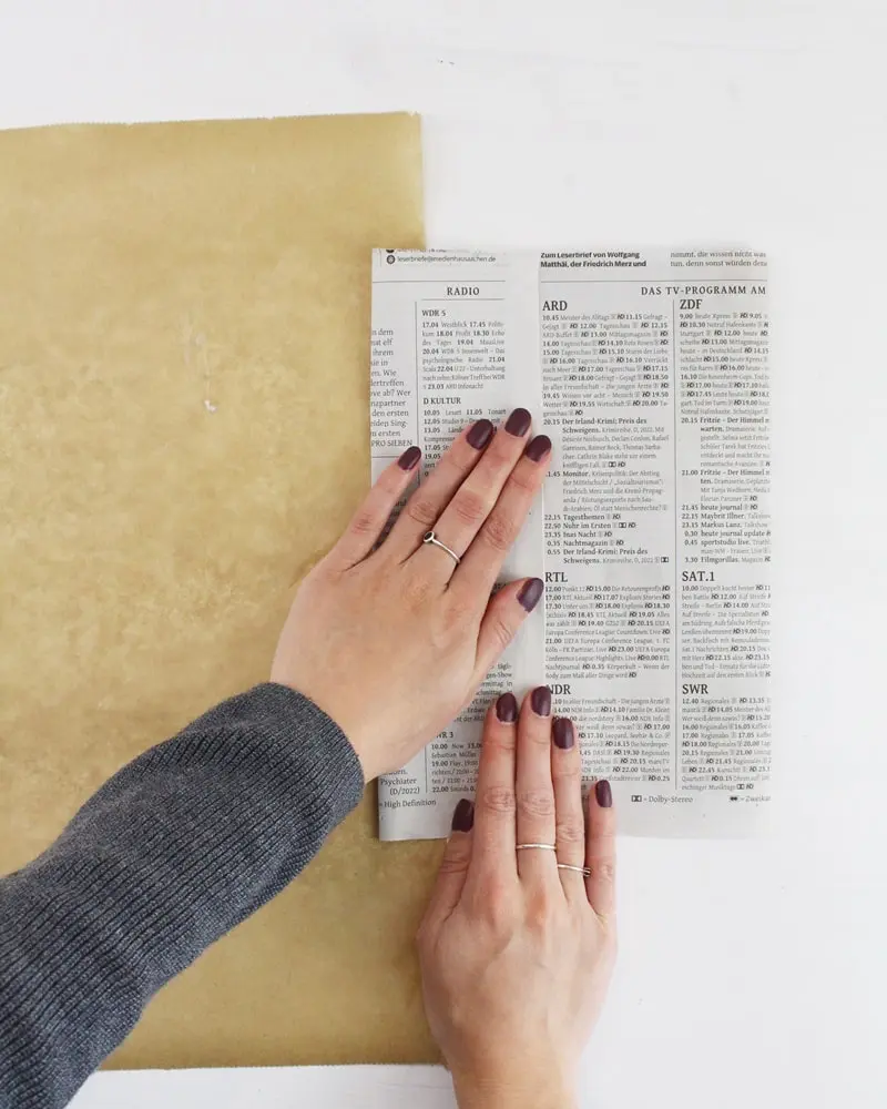 In diesem Jahr rückt das Thema Geld sparen noch mehr in den Vordergrund, als in den letzten Jahren. Ich zeige dir, wie du wunderschöne, aber günstige Upcycling Adventskalender basteln kannst. Dabei geht es in erster Linie um eine nachhaltige und umweltfreundliche Verpackung. Ich habe aber auch eine kleine Sammlung an günstigen Füllideen für den DIY Adventskalender für dich. Nachhaltigen Upcycling Adventskalender selber machen - diy geschenktuete aus zeitung falten 5