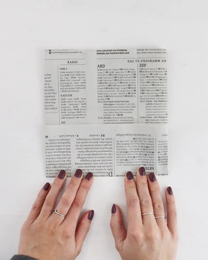 In diesem Jahr rückt das Thema Geld sparen noch mehr in den Vordergrund, als in den letzten Jahren. Ich zeige dir, wie du wunderschöne, aber günstige Upcycling Adventskalender basteln kannst. Dabei geht es in erster Linie um eine nachhaltige und umweltfreundliche Verpackung. Ich habe aber auch eine kleine Sammlung an günstigen Füllideen für den DIY Adventskalender für dich. Nachhaltigen Upcycling Adventskalender selber machen - diy geschenktuete aus zeitung falten 6