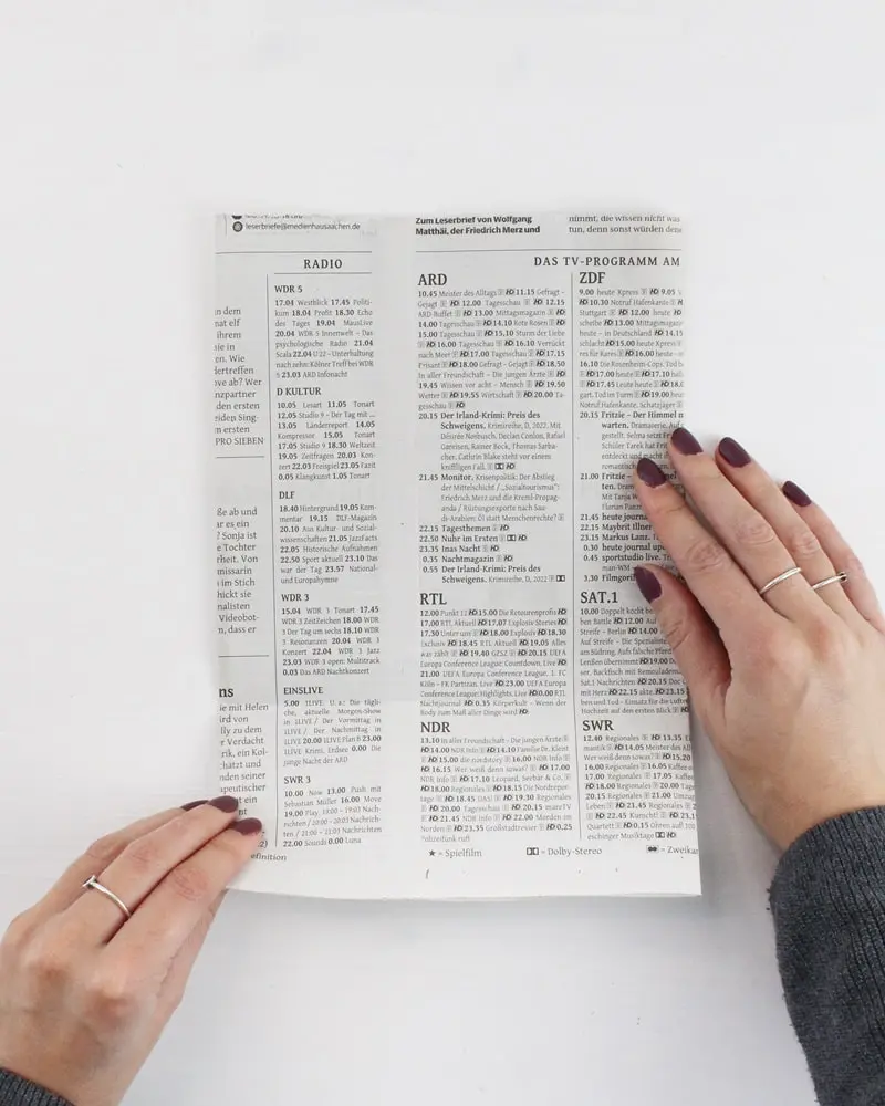 In diesem Jahr rückt das Thema Geld sparen noch mehr in den Vordergrund, als in den letzten Jahren. Ich zeige dir, wie du wunderschöne, aber günstige Upcycling Adventskalender basteln kannst. Dabei geht es in erster Linie um eine nachhaltige und umweltfreundliche Verpackung. Ich habe aber auch eine kleine Sammlung an günstigen Füllideen für den DIY Adventskalender für dich. Nachhaltigen Upcycling Adventskalender selber machen - diy geschenktuete aus zeitung falten 7