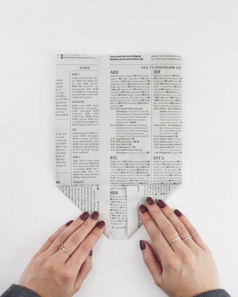 In diesem Jahr rückt das Thema Geld sparen noch mehr in den Vordergrund, als in den letzten Jahren. Ich zeige dir, wie du wunderschöne, aber günstige Upcycling Adventskalender basteln kannst. Dabei geht es in erster Linie um eine nachhaltige und umweltfreundliche Verpackung. Ich habe aber auch eine kleine Sammlung an günstigen Füllideen für den DIY Adventskalender für dich. Nachhaltigen Upcycling Adventskalender selber machen - diy geschenktuete aus zeitung falten 8