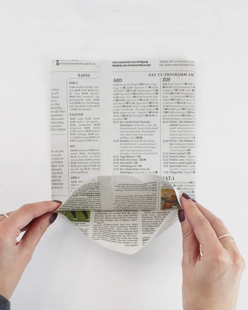 In diesem Jahr rückt das Thema Geld sparen noch mehr in den Vordergrund, als in den letzten Jahren. Ich zeige dir, wie du wunderschöne, aber günstige Upcycling Adventskalender basteln kannst. Dabei geht es in erster Linie um eine nachhaltige und umweltfreundliche Verpackung. Ich habe aber auch eine kleine Sammlung an günstigen Füllideen für den DIY Adventskalender für dich. Nachhaltigen Upcycling Adventskalender selber machen - diy geschenktuete aus zeitung falten 9