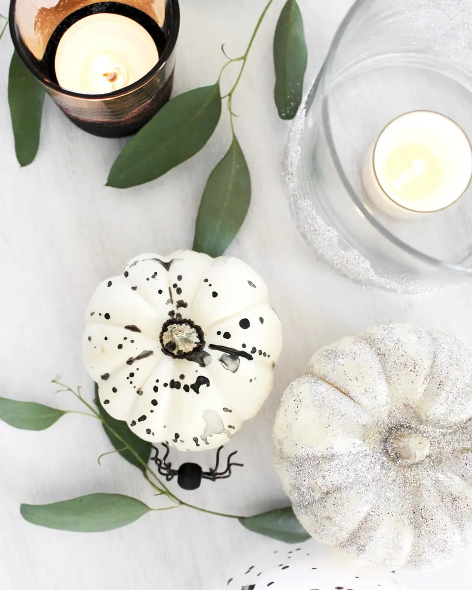 Halloweendeko muss nicht immer kitschig sein. Sie kann auch schlicht und stilvoll sein! Ich zeige dir 10+ einfache Halloween DIYs für deine Halloweenparty. Einige Ideen können auch mit (kleinen) Kindern gemeinsam umgesetzt werden. 10+ einfache Halloween DIYs für Kinder & Erwachsene zum Nachmachen - diy gesprenkelter kuerbis 2