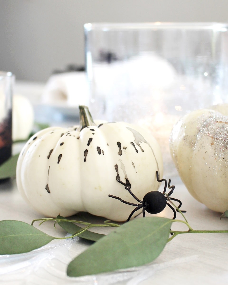 10+ einfache Halloween DIYs für Kinder & Erwachsene zum Nachmachen - diy gesprenkelter kuerbis 3