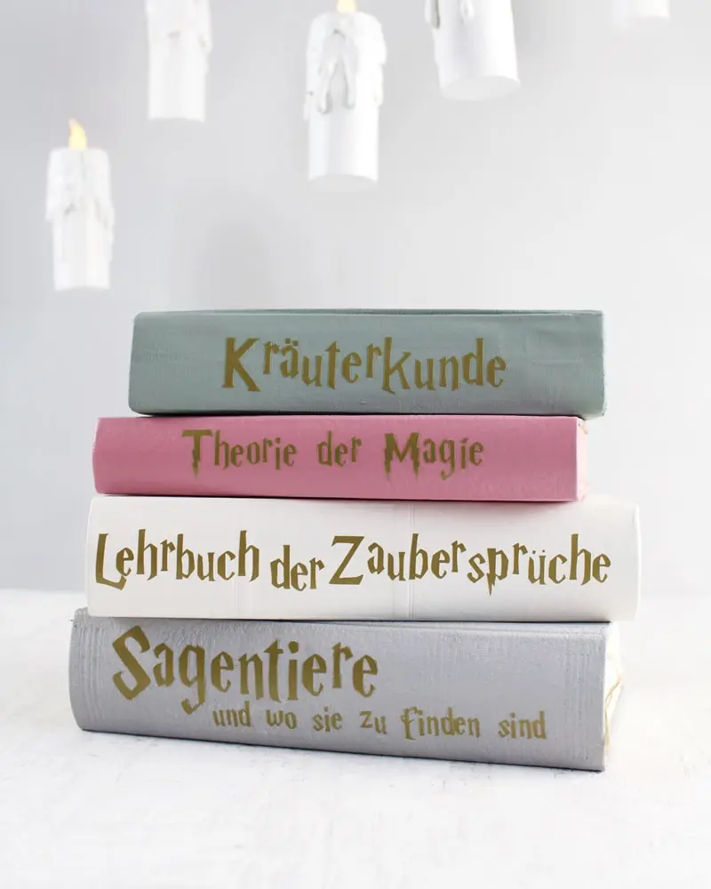 Du wartest noch auf deinen Hogwarts-Brief? Mit meiner magischen Harry Potter Tischdeko bringe ich dich Hogwarts ein Stück näher. Neben einigen bekannten DIYs, wie den schwebenden Kerzen, zeige ich dir ausgefallene Ideen, die deine Tischdeko magisch werden lassen. Passend zu Halloween kannst du die magische Tischdeko direkt umsetzen. Magische DIY Harry Potter Tischdeko - diy harry potter buecher 1