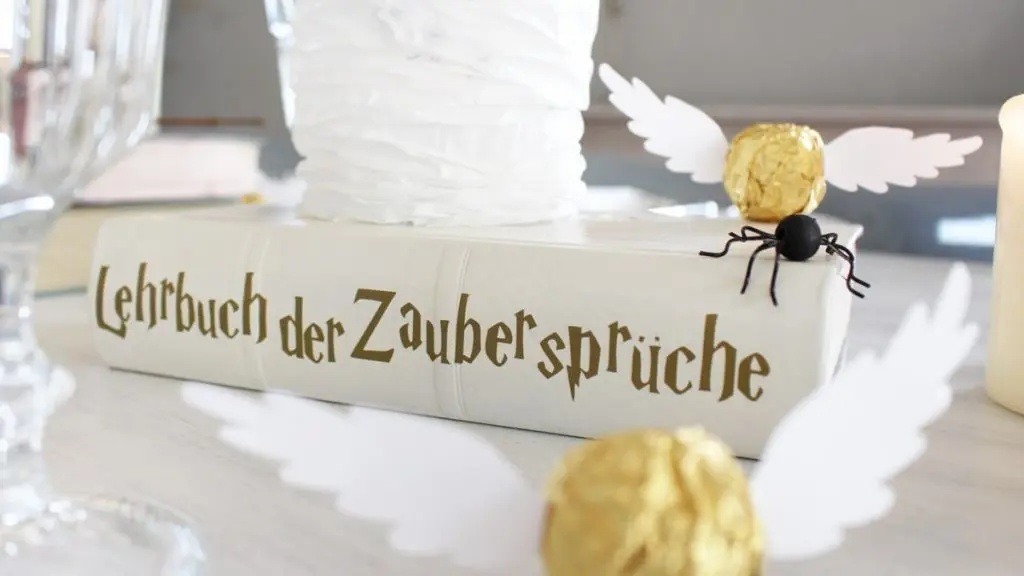 Du wartest noch auf deinen Hogwarts-Brief? Mit meiner magischen Harry Potter Tischdeko bringe ich dich Hogwarts ein Stück näher. Neben einigen bekannten DIYs, wie den schwebenden Kerzen, zeige ich dir ausgefallene Ideen, die deine Tischdeko magisch werden lassen. Passend zu Halloween kannst du die magische Tischdeko direkt umsetzen. Magische DIY Harry Potter Tischdeko - diy harry potter buecher 3