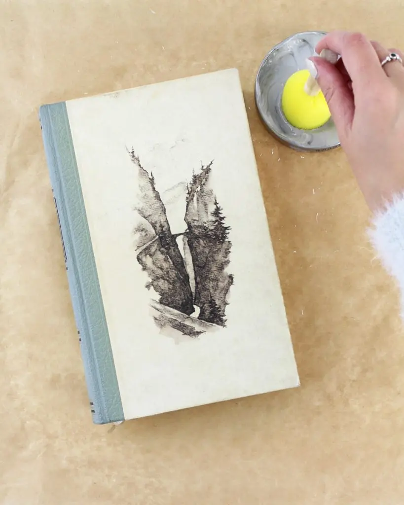 Du wartest noch auf deinen Hogwarts-Brief? Mit meiner magischen Harry Potter Tischdeko bringe ich dich Hogwarts ein Stück näher. Neben einigen bekannten DIYs, wie den schwebenden Kerzen, zeige ich dir ausgefallene Ideen, die deine Tischdeko magisch werden lassen. Passend zu Halloween kannst du die magische Tischdeko direkt umsetzen. Magische DIY Harry Potter Tischdeko - diy harry potter buecher basteln 1