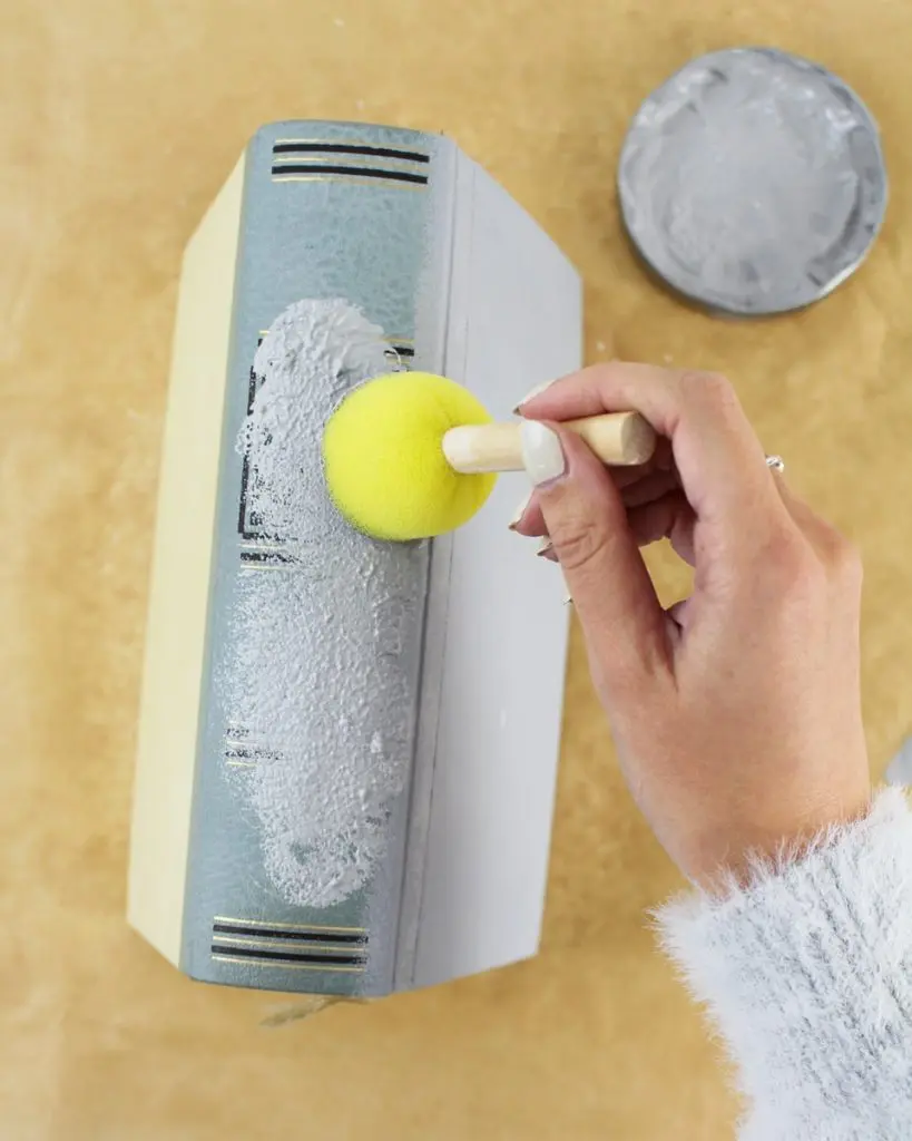 Du wartest noch auf deinen Hogwarts-Brief? Mit meiner magischen Harry Potter Tischdeko bringe ich dich Hogwarts ein Stück näher. Neben einigen bekannten DIYs, wie den schwebenden Kerzen, zeige ich dir ausgefallene Ideen, die deine Tischdeko magisch werden lassen. Passend zu Halloween kannst du die magische Tischdeko direkt umsetzen. Magische DIY Harry Potter Tischdeko - diy harry potter buecher basteln 3