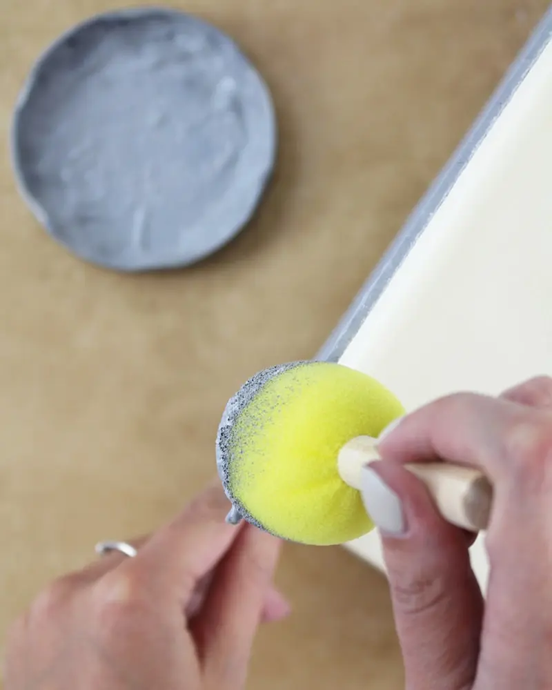 Du wartest noch auf deinen Hogwarts-Brief? Mit meiner magischen Harry Potter Tischdeko bringe ich dich Hogwarts ein Stück näher. Neben einigen bekannten DIYs, wie den schwebenden Kerzen, zeige ich dir ausgefallene Ideen, die deine Tischdeko magisch werden lassen. Passend zu Halloween kannst du die magische Tischdeko direkt umsetzen. Magische DIY Harry Potter Tischdeko - diy harry potter buecher basteln 4