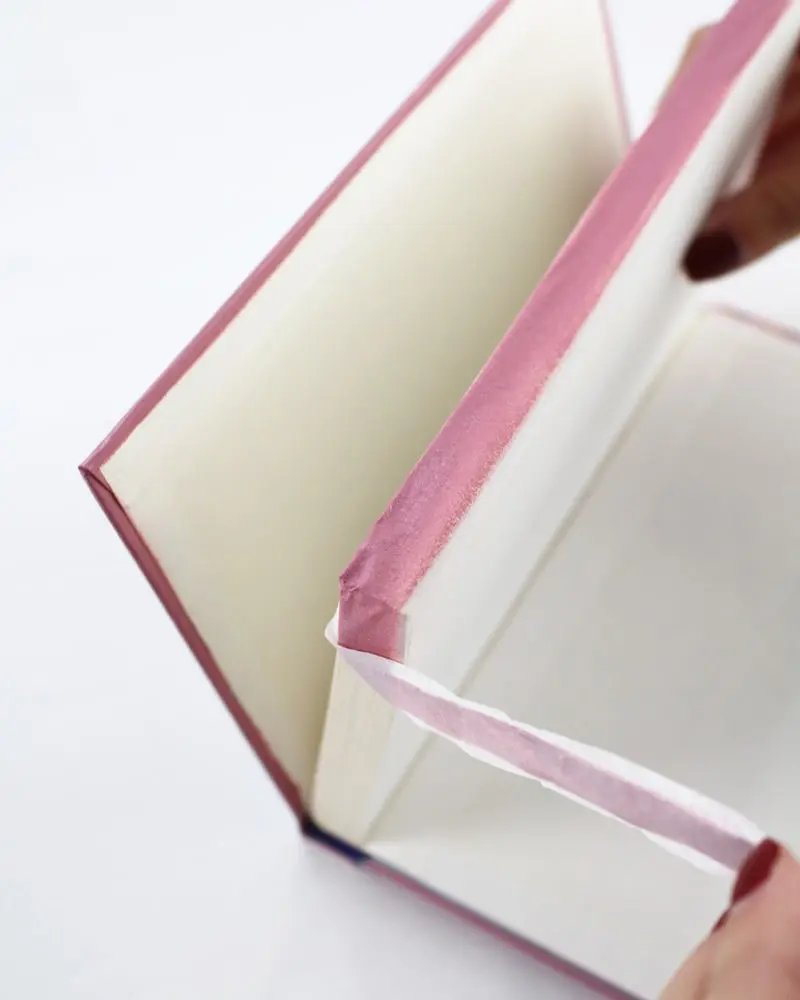 Du wartest noch auf deinen Hogwarts-Brief? Mit meiner magischen Harry Potter Tischdeko bringe ich dich Hogwarts ein Stück näher. Neben einigen bekannten DIYs, wie den schwebenden Kerzen, zeige ich dir ausgefallene Ideen, die deine Tischdeko magisch werden lassen. Passend zu Halloween kannst du die magische Tischdeko direkt umsetzen. Magische DIY Harry Potter Tischdeko - diy harry potter buecher basteln 6