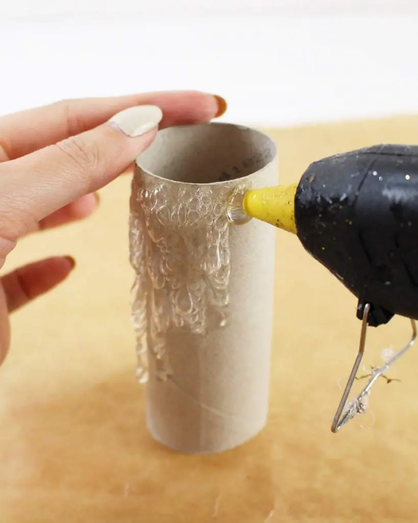 Du wartest noch auf deinen Hogwarts-Brief? Mit meiner magischen Harry Potter Tischdeko bringe ich dich Hogwarts ein Stück näher. Neben einigen bekannten DIYs, wie den schwebenden Kerzen, zeige ich dir ausgefallene Ideen, die deine Tischdeko magisch werden lassen. Passend zu Halloween kannst du die magische Tischdeko direkt umsetzen. Magische DIY Harry Potter Tischdeko - diy harry potter kerzen basteln 1