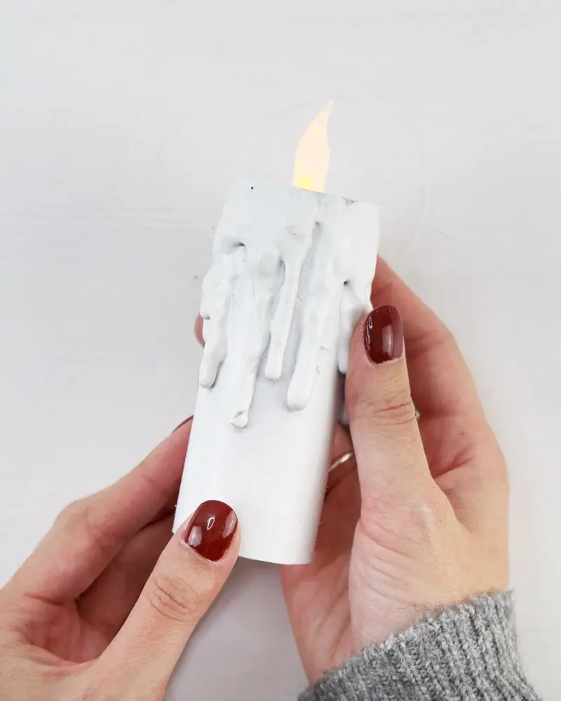 Du wartest noch auf deinen Hogwarts-Brief? Mit meiner magischen Harry Potter Tischdeko bringe ich dich Hogwarts ein Stück näher. Neben einigen bekannten DIYs, wie den schwebenden Kerzen, zeige ich dir ausgefallene Ideen, die deine Tischdeko magisch werden lassen. Passend zu Halloween kannst du die magische Tischdeko direkt umsetzen. Magische DIY Harry Potter Tischdeko - diy harry potter kerzen basteln 12