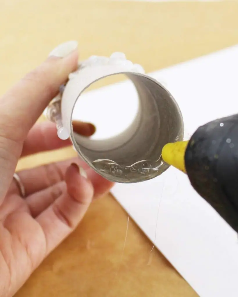 Du wartest noch auf deinen Hogwarts-Brief? Mit meiner magischen Harry Potter Tischdeko bringe ich dich Hogwarts ein Stück näher. Neben einigen bekannten DIYs, wie den schwebenden Kerzen, zeige ich dir ausgefallene Ideen, die deine Tischdeko magisch werden lassen. Passend zu Halloween kannst du die magische Tischdeko direkt umsetzen. Magische DIY Harry Potter Tischdeko - diy harry potter kerzen basteln 2