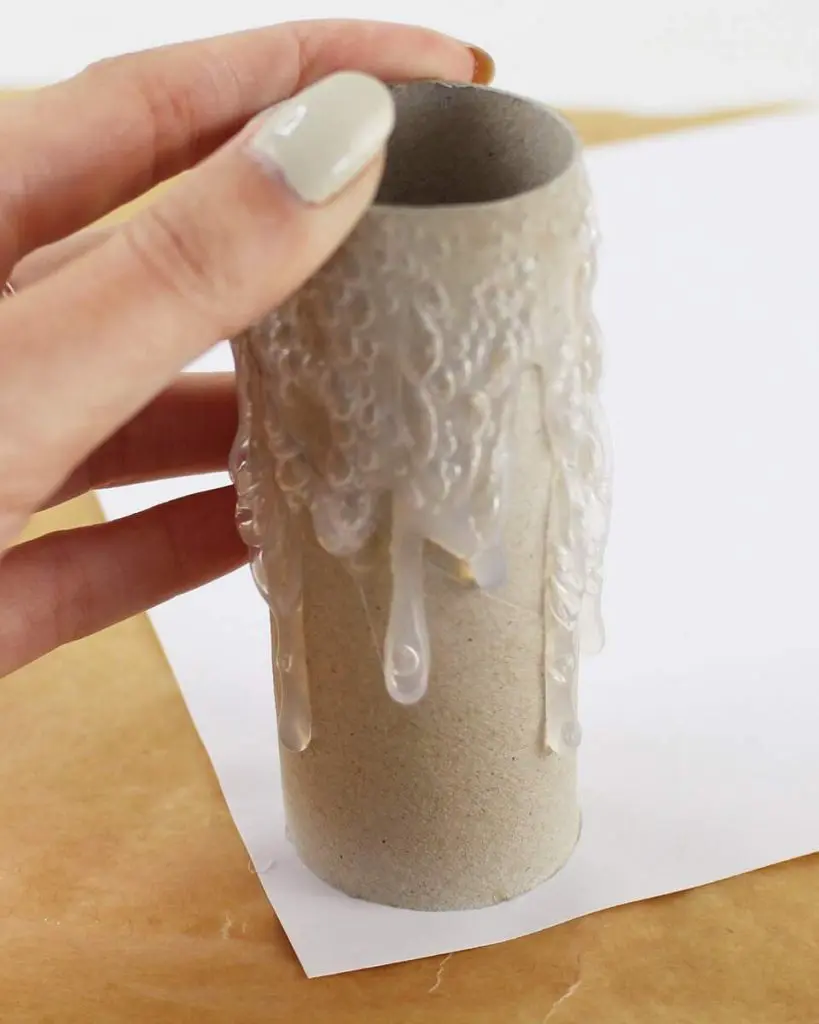 Du wartest noch auf deinen Hogwarts-Brief? Mit meiner magischen Harry Potter Tischdeko bringe ich dich Hogwarts ein Stück näher. Neben einigen bekannten DIYs, wie den schwebenden Kerzen, zeige ich dir ausgefallene Ideen, die deine Tischdeko magisch werden lassen. Passend zu Halloween kannst du die magische Tischdeko direkt umsetzen. Magische DIY Harry Potter Tischdeko - diy harry potter kerzen basteln 3