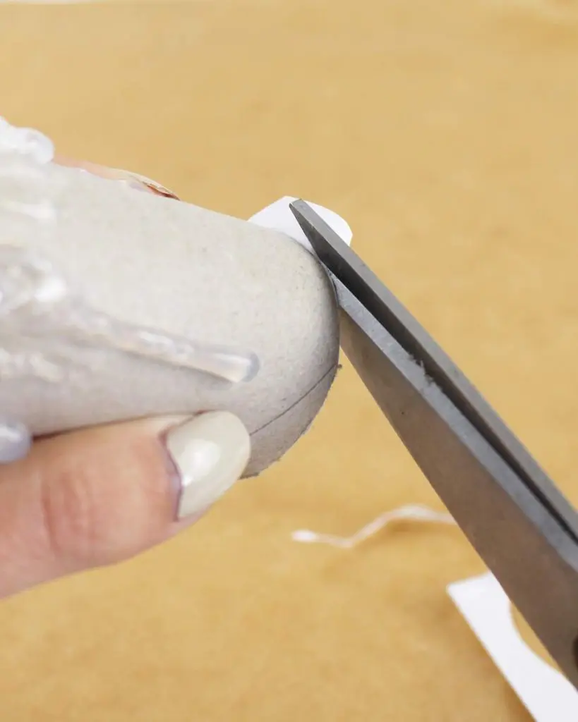 Du wartest noch auf deinen Hogwarts-Brief? Mit meiner magischen Harry Potter Tischdeko bringe ich dich Hogwarts ein Stück näher. Neben einigen bekannten DIYs, wie den schwebenden Kerzen, zeige ich dir ausgefallene Ideen, die deine Tischdeko magisch werden lassen. Passend zu Halloween kannst du die magische Tischdeko direkt umsetzen. Magische DIY Harry Potter Tischdeko - diy harry potter kerzen basteln 4