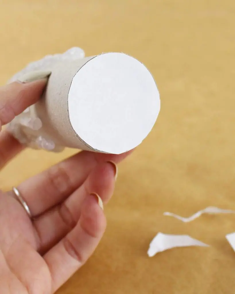 Du wartest noch auf deinen Hogwarts-Brief? Mit meiner magischen Harry Potter Tischdeko bringe ich dich Hogwarts ein Stück näher. Neben einigen bekannten DIYs, wie den schwebenden Kerzen, zeige ich dir ausgefallene Ideen, die deine Tischdeko magisch werden lassen. Passend zu Halloween kannst du die magische Tischdeko direkt umsetzen. Magische DIY Harry Potter Tischdeko - diy harry potter kerzen basteln 5