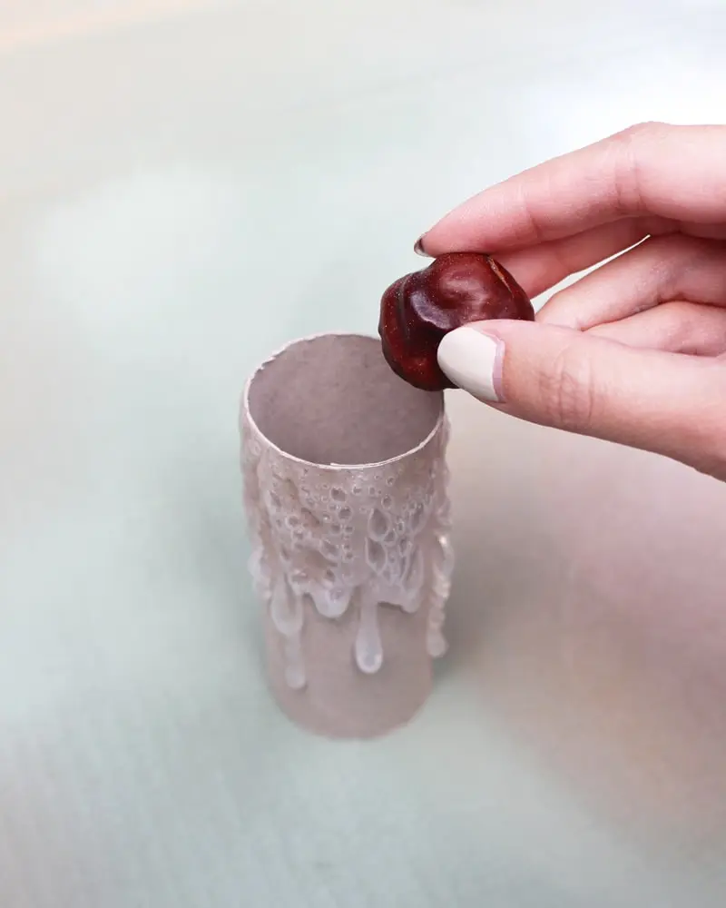 Du wartest noch auf deinen Hogwarts-Brief? Mit meiner magischen Harry Potter Tischdeko bringe ich dich Hogwarts ein Stück näher. Neben einigen bekannten DIYs, wie den schwebenden Kerzen, zeige ich dir ausgefallene Ideen, die deine Tischdeko magisch werden lassen. Passend zu Halloween kannst du die magische Tischdeko direkt umsetzen. Magische DIY Harry Potter Tischdeko - diy harry potter kerzen basteln 6