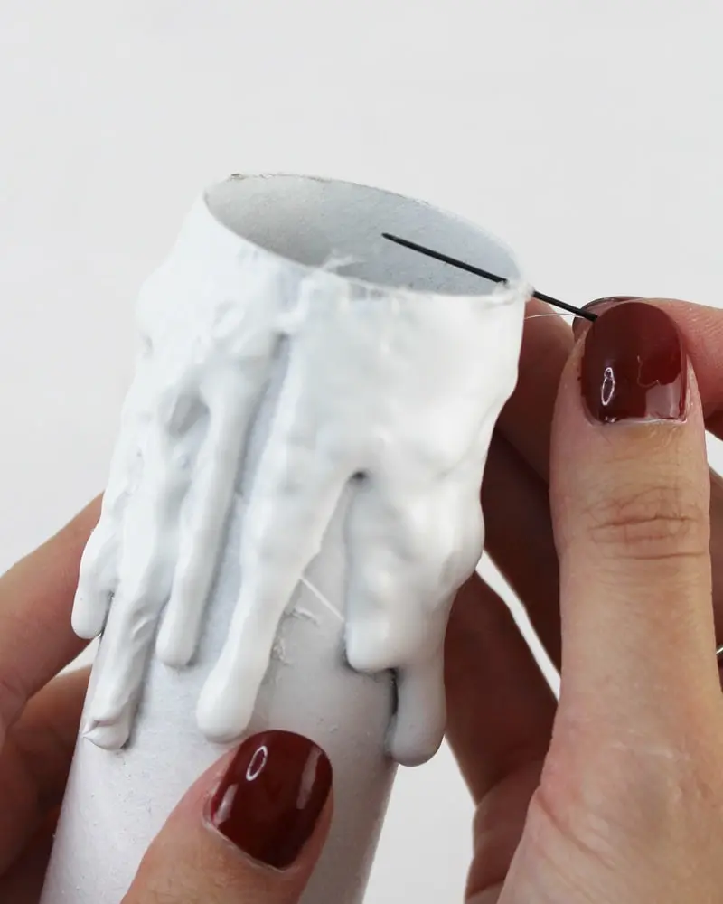 Du wartest noch auf deinen Hogwarts-Brief? Mit meiner magischen Harry Potter Tischdeko bringe ich dich Hogwarts ein Stück näher. Neben einigen bekannten DIYs, wie den schwebenden Kerzen, zeige ich dir ausgefallene Ideen, die deine Tischdeko magisch werden lassen. Passend zu Halloween kannst du die magische Tischdeko direkt umsetzen. Magische DIY Harry Potter Tischdeko - diy harry potter kerzen basteln 8