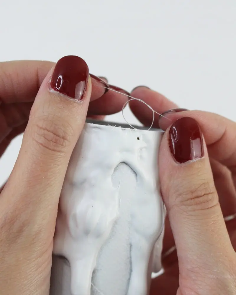 Du wartest noch auf deinen Hogwarts-Brief? Mit meiner magischen Harry Potter Tischdeko bringe ich dich Hogwarts ein Stück näher. Neben einigen bekannten DIYs, wie den schwebenden Kerzen, zeige ich dir ausgefallene Ideen, die deine Tischdeko magisch werden lassen. Passend zu Halloween kannst du die magische Tischdeko direkt umsetzen. Magische DIY Harry Potter Tischdeko - diy harry potter kerzen basteln 9