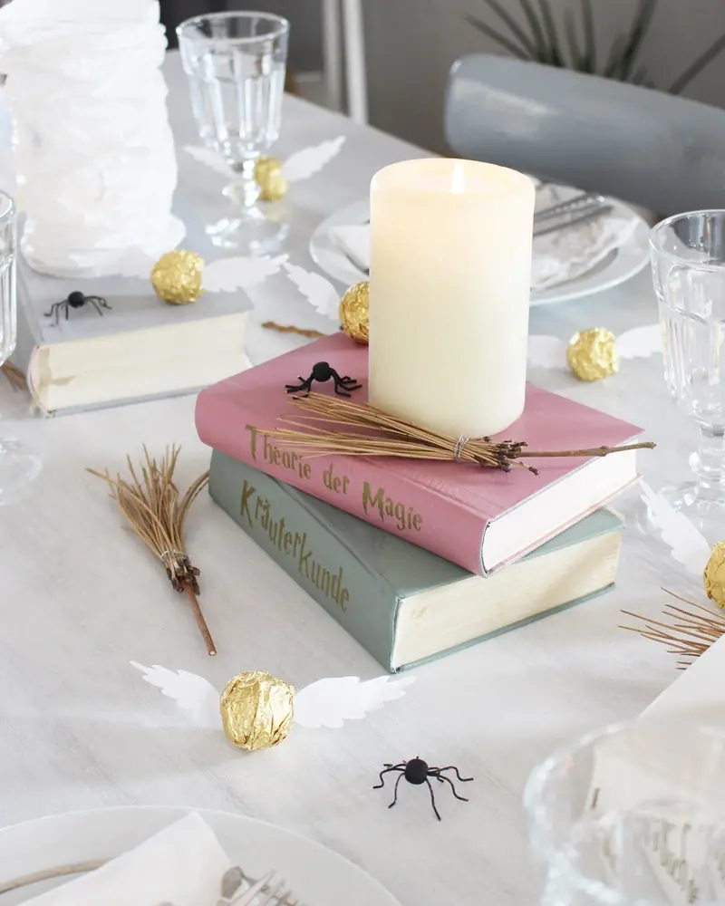Du wartest noch auf deinen Hogwarts-Brief? Mit meiner magischen Harry Potter Tischdeko bringe ich dich Hogwarts ein Stück näher. Neben einigen bekannten DIYs, wie den schwebenden Kerzen, zeige ich dir ausgefallene Ideen, die deine Tischdeko magisch werden lassen. Passend zu Halloween kannst du die magische Tischdeko direkt umsetzen. Magische DIY Harry Potter Tischdeko - diy harry potter tischdeko 13