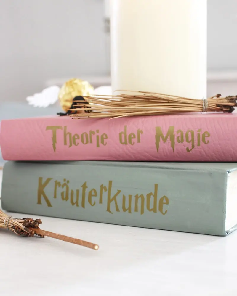 Du wartest noch auf deinen Hogwarts-Brief? Mit meiner magischen Harry Potter Tischdeko bringe ich dich Hogwarts ein Stück näher. Neben einigen bekannten DIYs, wie den schwebenden Kerzen, zeige ich dir ausgefallene Ideen, die deine Tischdeko magisch werden lassen. Passend zu Halloween kannst du die magische Tischdeko direkt umsetzen. Magische DIY Harry Potter Tischdeko - diy harry potter tischdeko 2